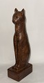 Figur af siddende kat i keramik af Emil Ruge. Dækket af brun glasur. Fremstår i god stand. ...