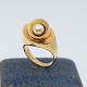 Ibsen & Weeke; Ring i 14 kt. guld med perle.Ring str. 57-58.Stemplet "Ib.& W 585 ...
