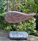 Lokkeand i bemalet træ, ca. 1920. Danmark. På fod. L.: 28 cm. H.: 32 cm. Flot stand!NB: Der ...