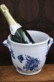 Royal Copenhagen Blå Blomst Svejfet Champagne / Vinkøler med hanke...