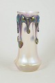 Lötz Østrig, vase.Balusterformet vase i mundblæst glas med matteret, iriserende overflade og ...