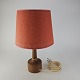 Bordlampe i træ med rød stofskærmProducent DomusFremstår med et lille tryk på ...