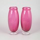 Pair of Chribska glasvaser.Elegant sæt af to håndblæste glasvaser i rosa kunstglas med ...