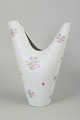 Stig Lindberg for Gustavsberg, stor “Veckla” vase.Stor skulpturel vasemodel “Veckla” i fajance ...