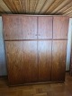 4 dørs klædeskab fra 1960'erne i teak. Fremstillet hos Omann Jun's møbelfabrik.  Fremstår pænt, ...