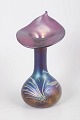 Freiherr von Poschinger, art nouveau glasvase.Elegant håndblæst iriserende glasvase med høj ...