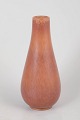 Gunnar Nylund for Rörstrand, vase.Slank organisk formet stentøjsvase med høj hals og lys brun ...