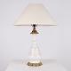 Antik lampe i hvid opalineglas med rødt mønster og messingfod fra 1880’erne. Bordlampe med ...
