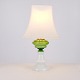 Bordlampe udført i grøn og hvid opalineglas fra 1880’erne. Lampen har skærmstativ i messing og ...