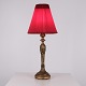Bordlampe udført i forgyldt træ med udskæringer fra omkring 1940’erne. Lampen har stativ i ...