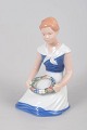 Bing & Grøndahl figur nr. 2345, siddende pige med ...