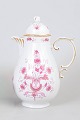 Hollóháza, kaffekande med rosa blomsterdekoration.Elegant kaffekande i hvidt porcelæn med låg, ...