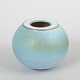 Unika svensk studiokeramik vase, signeret BS.Kugleformet vase i hånddrejet stentøj med blød ...