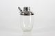 Art Deco Cocktail ShakerCocktail shaker af glas med lodrette indslebnestriber og top af ...