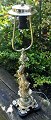 Fransk bordlampe i bronze, 19. årh. En engel holdende en lampe. På fod med racailler. Fod sort ...
