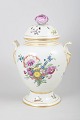 Royal Copenhagen parfumebrænder med låg.Håndmalet porcelænsvase med gennembrudt låg til ...