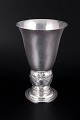 Georg Jensen sterling sølv vase model 68.Klassisk pokalformet vase i sterlingsølv med hamret ...