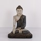 Buddha figur i udskåret træ med lyse og blålige nuancer ...