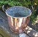 Dansk antik kobberspand med sæk, 19. årh. Med jern håndtag. H.: 22 cm. Dia.: 26,5 cm. 