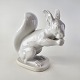 Figur i porcelæn med motiv af et egern med en nød.Producent LyngbyHøjde 16 cmBredde 9 ...