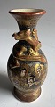 Mindre farvestærk Satsuma vase med delikat ansigts-dekorationer og drage i guld der slynger sig ...