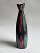 Høj slank vase i keramik fra Stavangerflint i Norge. Dekoreret med geometrisk mønster, skæve ...