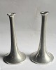 Par moderne trompet-formede lysestager i tin fra Just Andersen. Formodes fremstillet i ...