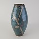 Vase i messing med flerefarvet emaljedekoration i geometriske former.Producent ...