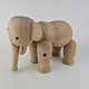 Figur af ubehandlet eg med motiv af en elefant. Stor størrelse.Kommer i original ...