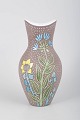 Mari Simmulson for Upsala-Ekeby, vase.Balusterformet vase i glaseret keramik med hånddekoreret ...
