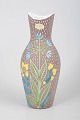 Mari Simmulson for Upsala-Ekeby, vase.Balusterformet vase i glaseret keramik med hånddekoreret ...