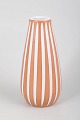 Ingrid Atterberg for Upsala-Ekeby, vase.Dråbeformet vase i glaseret keramik med lodrette hvide ...