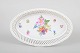 Herend, bakke.Oval porcelænsbakke med gennembrudt flettet kant og håndmalet ...