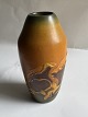 Vase i keramik fra Peter Ipsens Enke fabrikken i København. Dekoreret med svampe i relief. ...