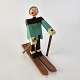 Figur i malet bøgetræ, med motiv af en skiløber, med aftagelige ski og stave.Kommer med ...