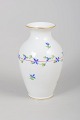 Herend håndmalet porcelænsvase.Elegant håndmalet porcelænsvase fra Herend med fine ...
