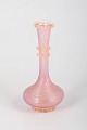 Murano vase.Elegant vase i mundblæst glas fra Murano udført i rosa glas med snoet optisk ...
