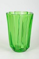 Europæisk kunstglasvase.Facetslebet vase i grønt kunstglas med markant geometrisk form og ...