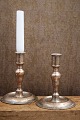 Et par antikke , 1700/1800 tals danske messingstager med fin patina.Højde: 13,5cm. Dia.: 10,5cm.