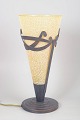 Art deco bordlampe.Dekorativ bordlampe i art deco stil udført i metal og matteret glas med ...