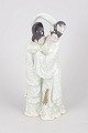 Kinesisk porcelænsfigur.Dekorativ figurgruppe udført i porcelæn med krakeléglasur, ...