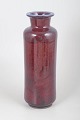 Bernt Friberg for Gustavsberg, stor vase.Stor cylindrisk vase i stentøj med dyb rødbrun ...