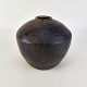 Kuglevase i brunglaseret keramik.Formgiver Chris Moes, Terndrup (1914-1998)Signeret C. ...