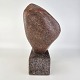 Skulptur med motiv af en granitsten som balancerer på en anden.Øverste sten i rødlig ...
