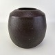 Rund vase af brunt stentøj.Formgiver Chris Moes.Signeret under bund C Moes ...