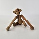 Lille figur i seks forskellige træsorter teak, ask, eg, valnød, ahorn og limba med motiv af en ...