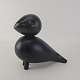 Figur i malet bøgetræ med motiv af en matsort ravn med glansfuldt sort næb og øjne . Træfiguren ...