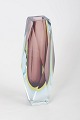 Murano vase.Facetslebet kunstglasvase med indfanget rosa kerne og optiske effekter i klart ...