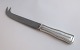 Georg Jensen. Sterlingsølv. Dobbeltriflet. Ostekniv med stålklinge. Længde 18,5 cm.