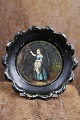 Dekorativ lille 1800 tals bemalet metal bakke med motiv af pige i skoven der fodre et egern. ...